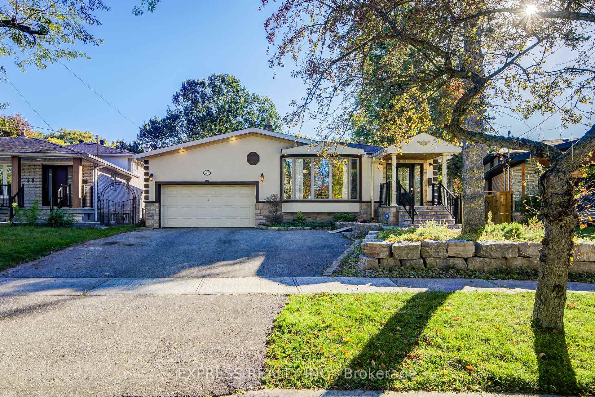 Photo 2 of 42 Gatehead Road, North York, Bayview Village — HOMEH