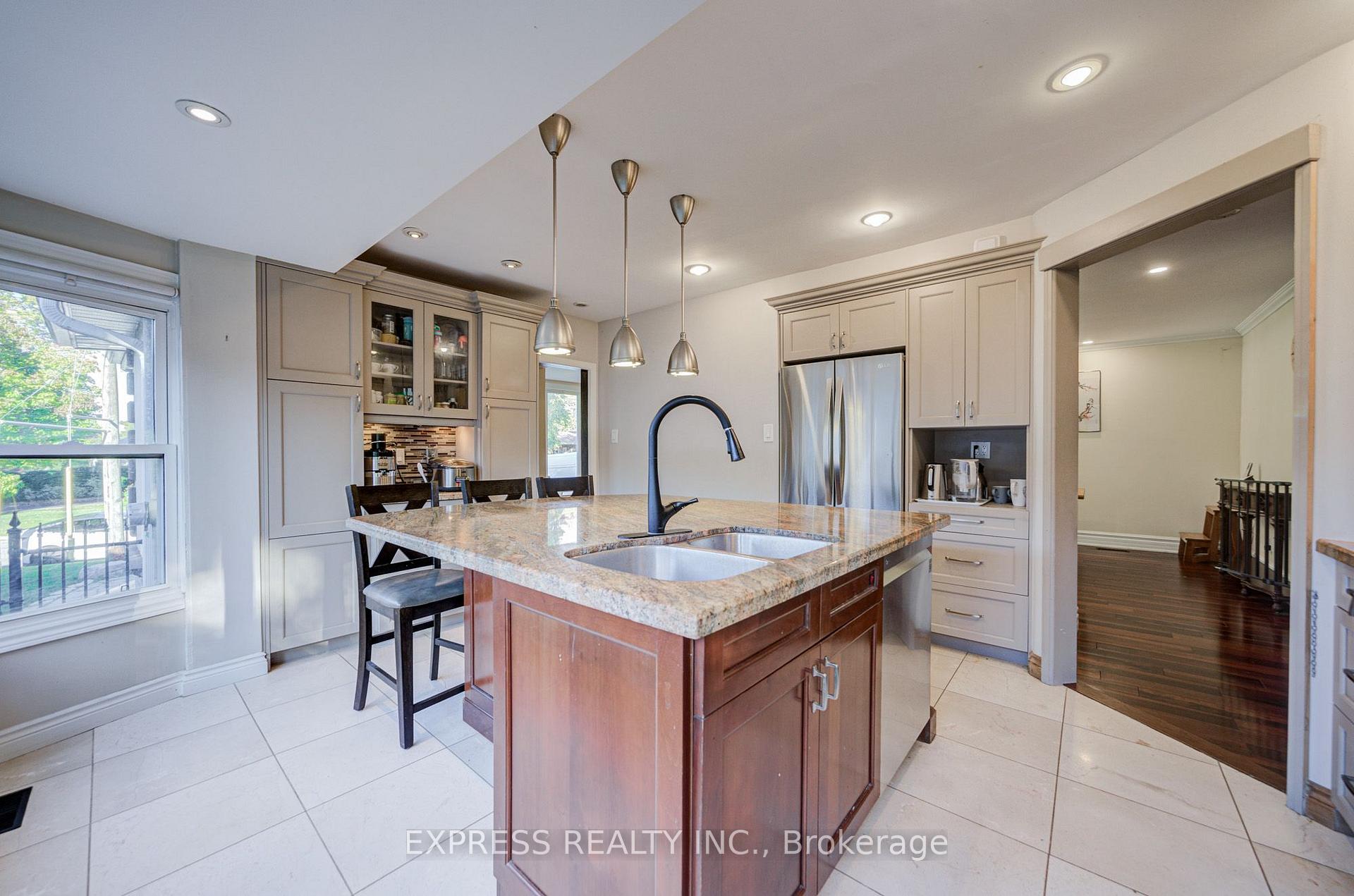 Photo 10 of 42 Gatehead Road, North York, Bayview Village — HOMEH