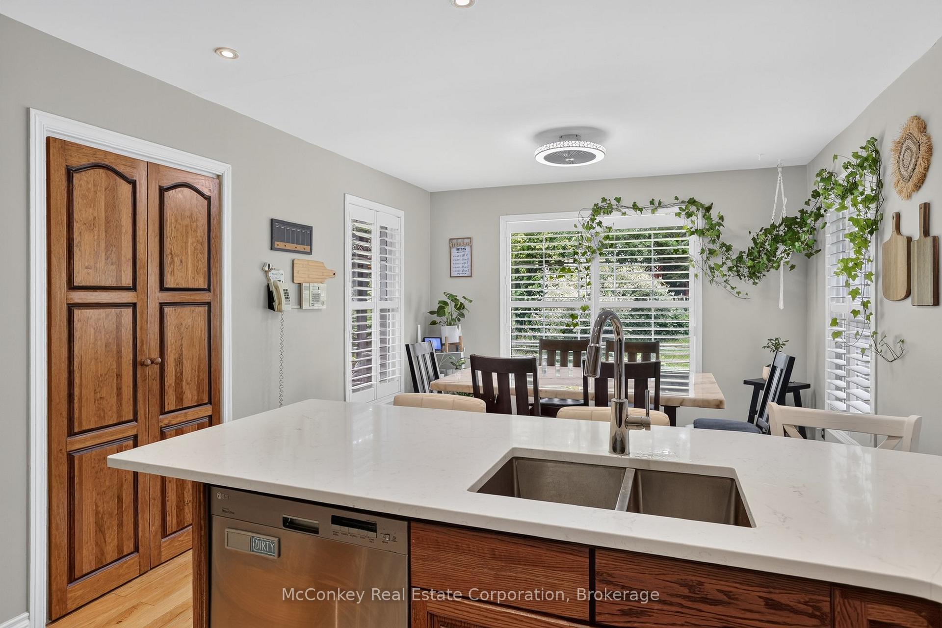 Photo 4 of 1817 Parkwood Circle, Peterborough, Monaghan Ward 2 — HOMEH