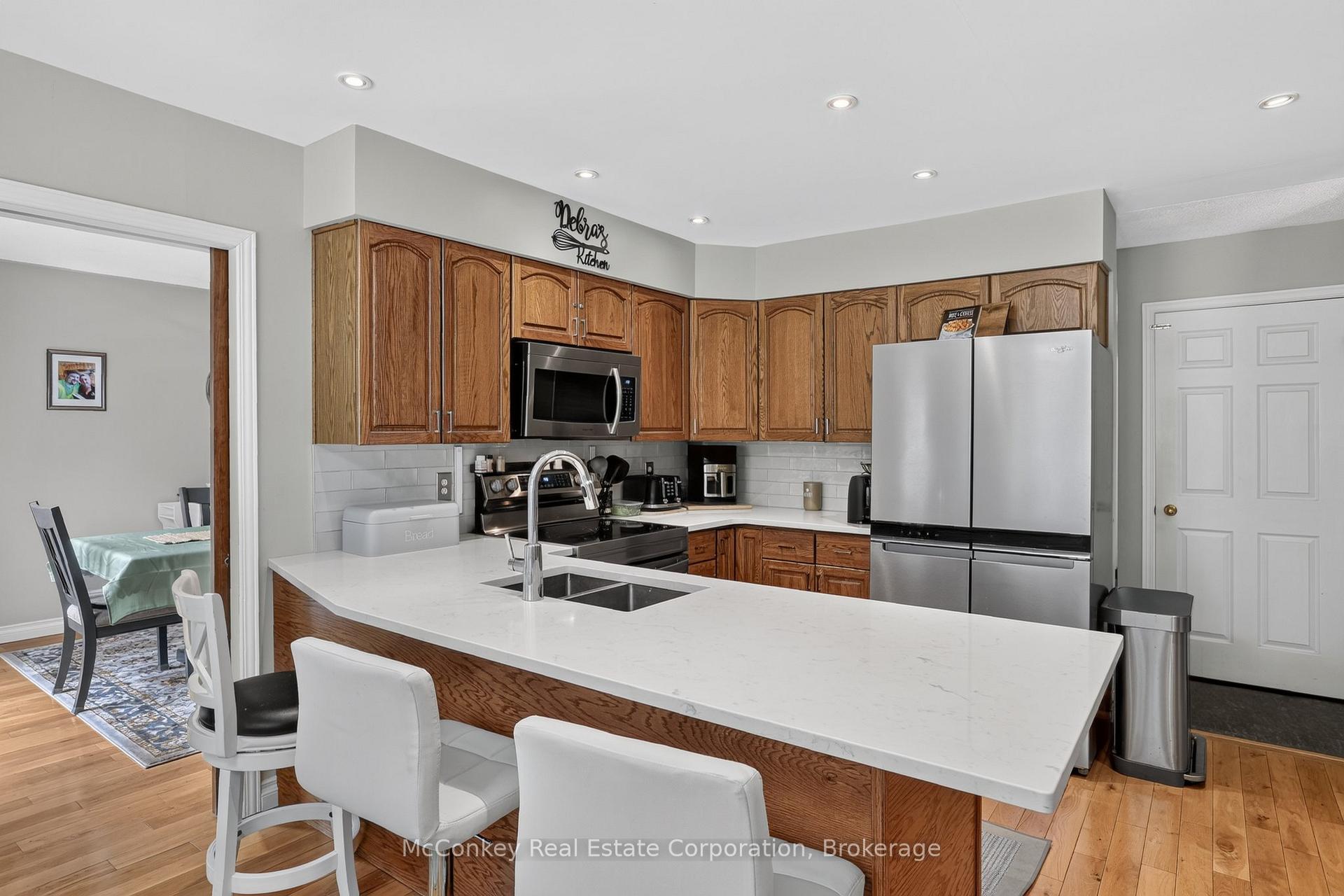 Photo 5 of 1817 Parkwood Circle, Peterborough, Monaghan Ward 2 — HOMEH