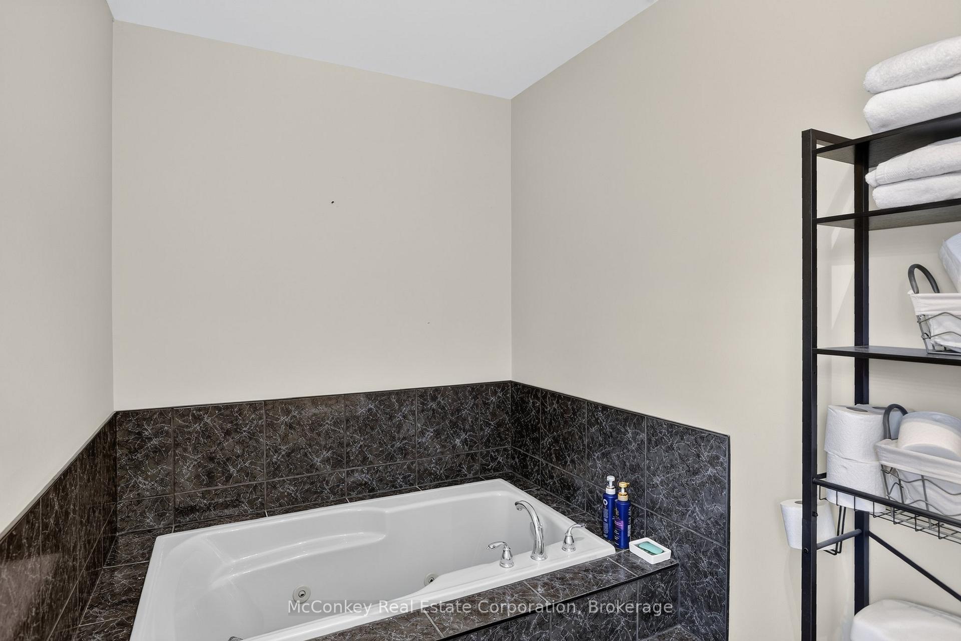 Photo 22 of 1817 Parkwood Circle, Peterborough, Monaghan Ward 2 — HOMEH