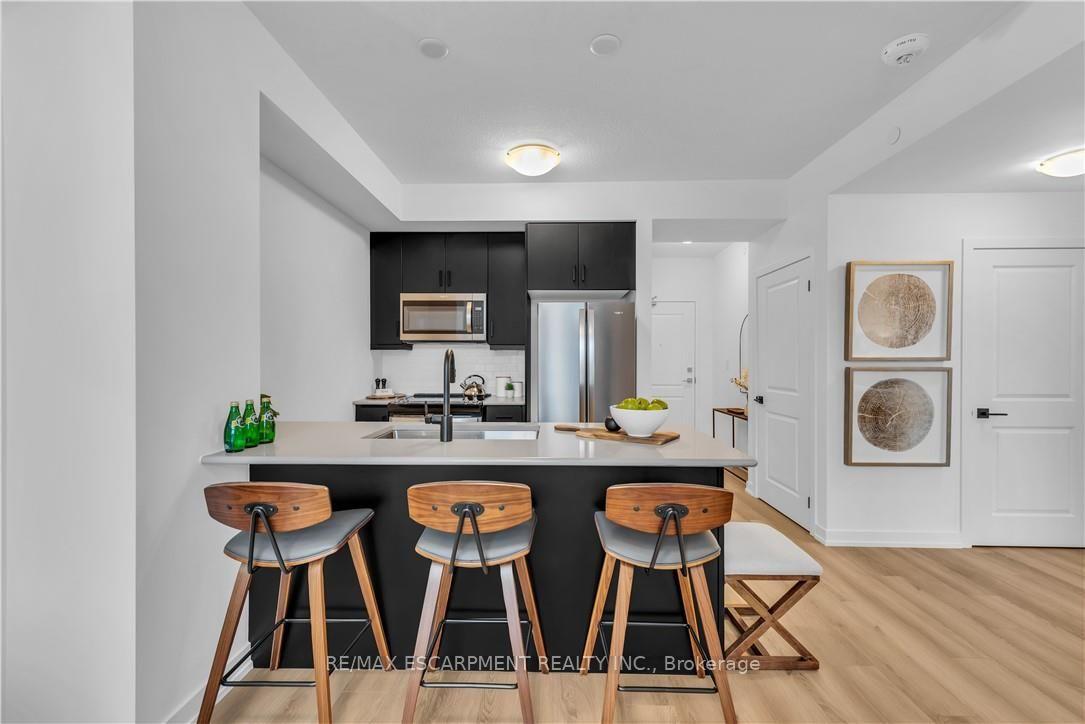 Photo 3 of Unit 237, 10 Mallard Trail, Hamilton, Waterdown — HOMEH
