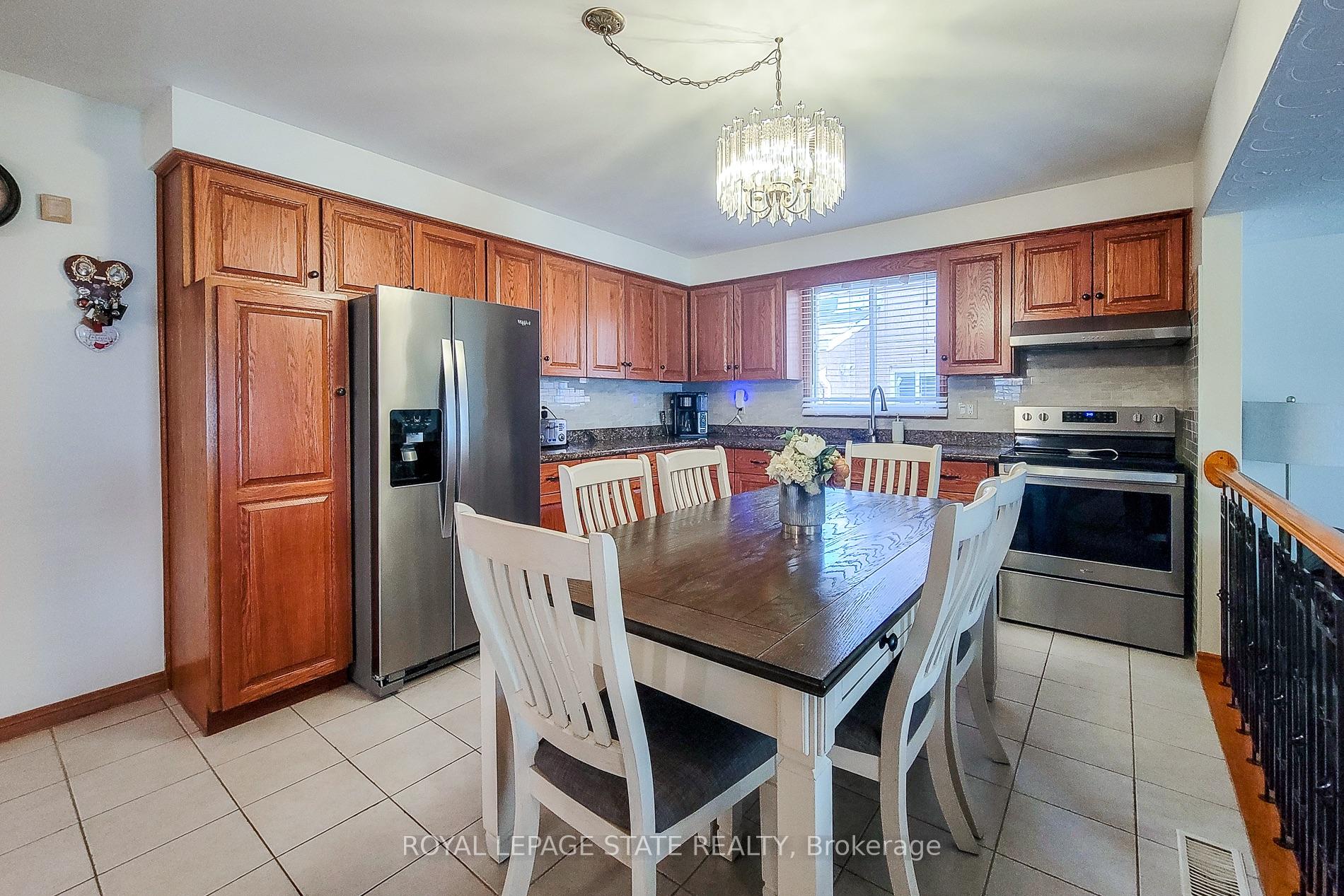 Photo 13 of 276 Greencedar Drive, Hamilton, Gurnett — HOMEH