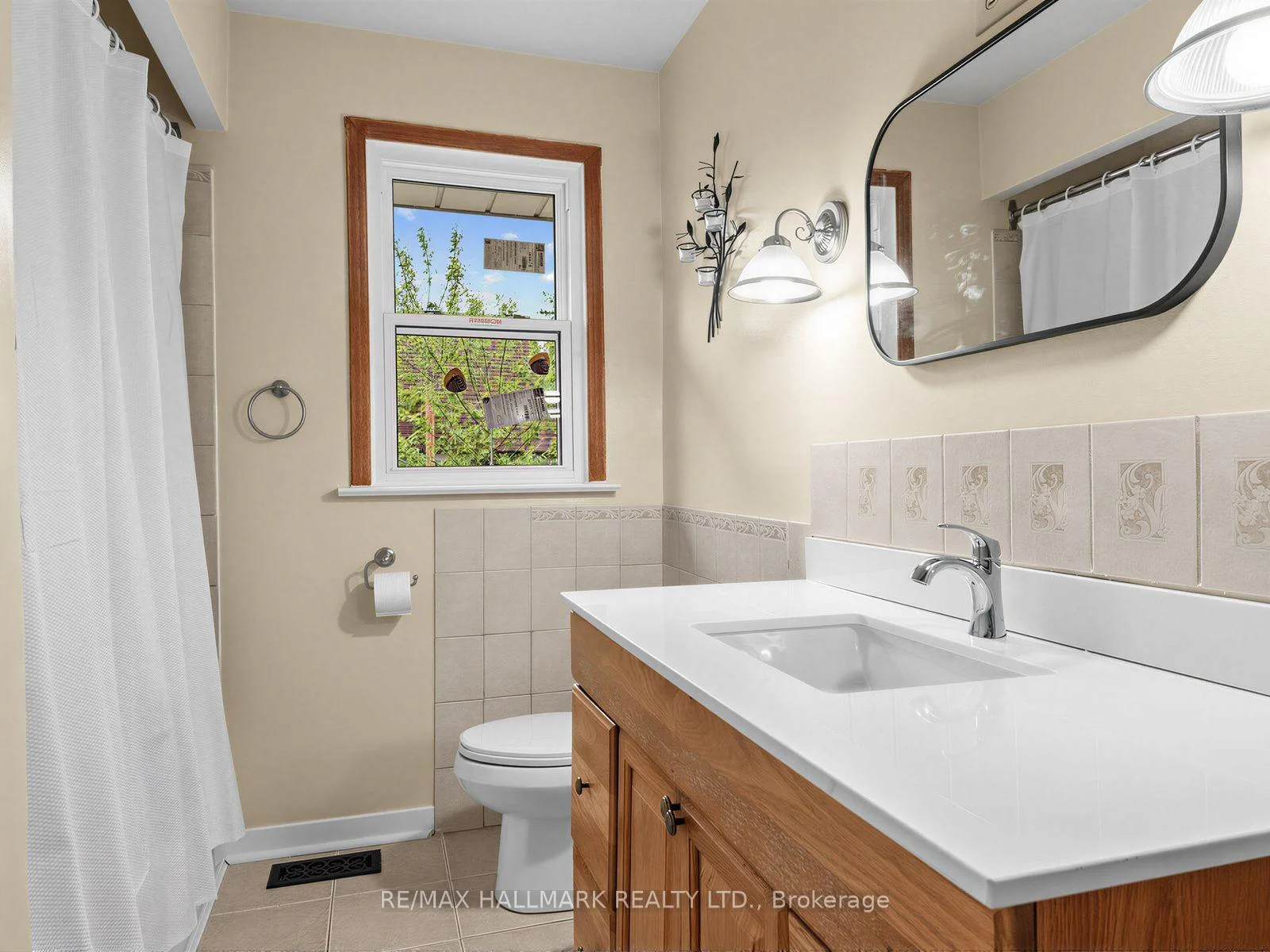 Photo 4 of 504 Wilson Road S, Oshawa, Central — HOMEH