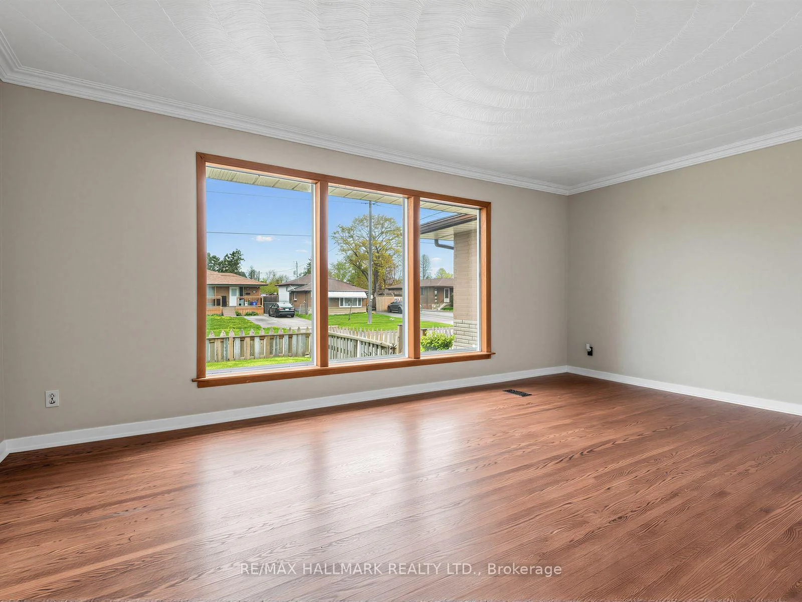 Photo 20 of 504 Wilson Road S, Oshawa, Central — HOMEH
