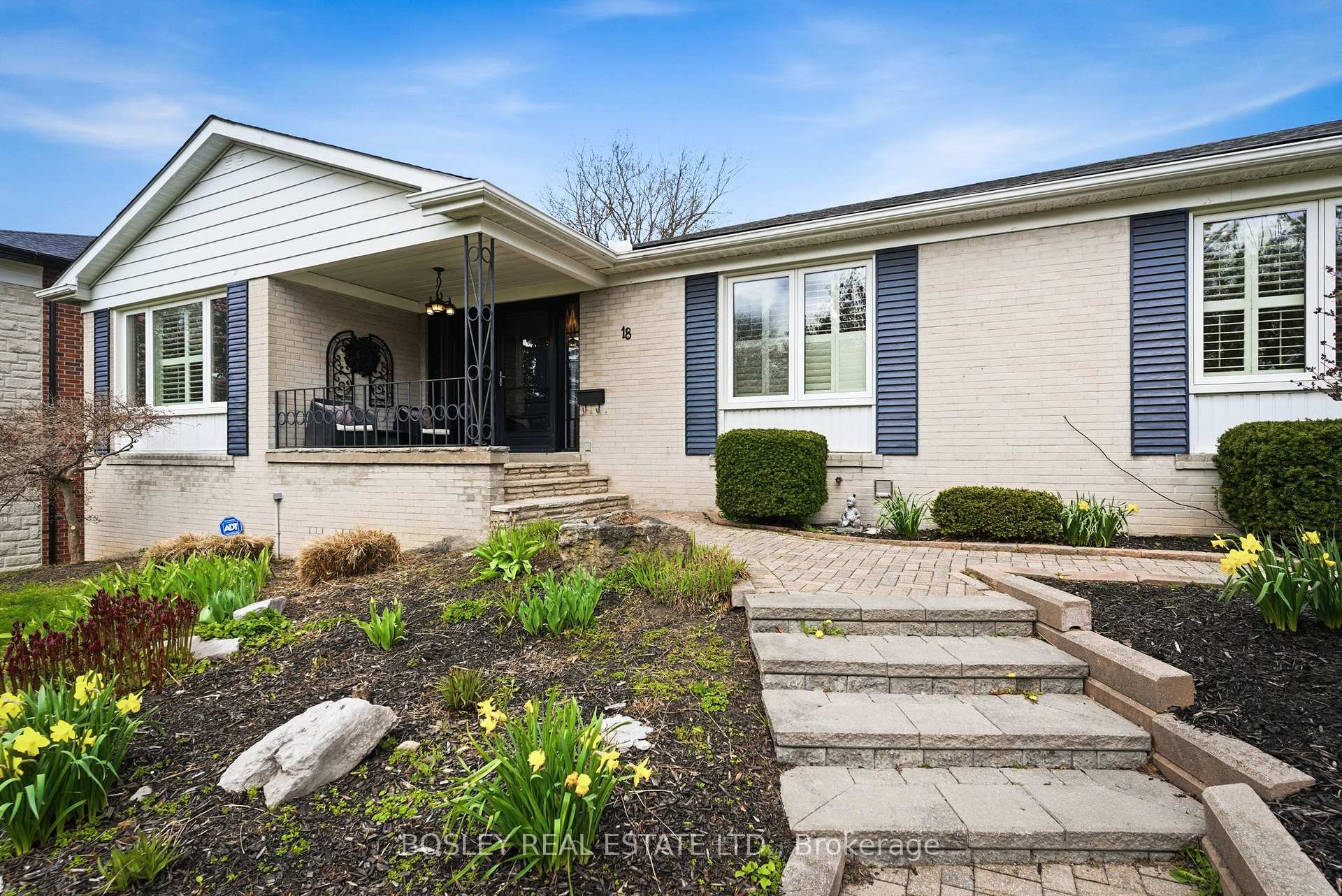 Photo 2 of 18 Tetbury Crescent, North York, Parkwoods-Donalda — HOMEH