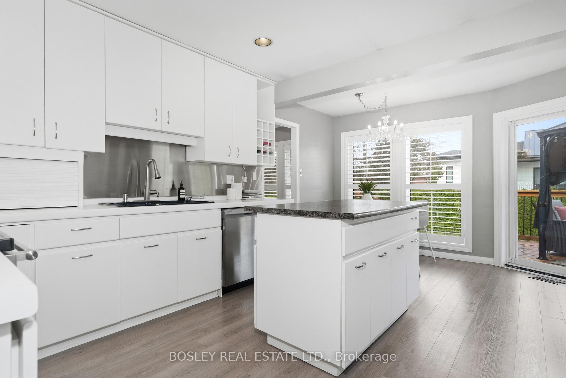 Photo 10 of 18 Tetbury Crescent, North York, Parkwoods-Donalda — HOMEH