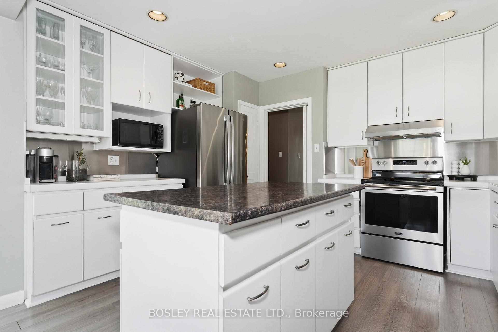 Photo 11 of 18 Tetbury Crescent, North York, Parkwoods-Donalda — HOMEH