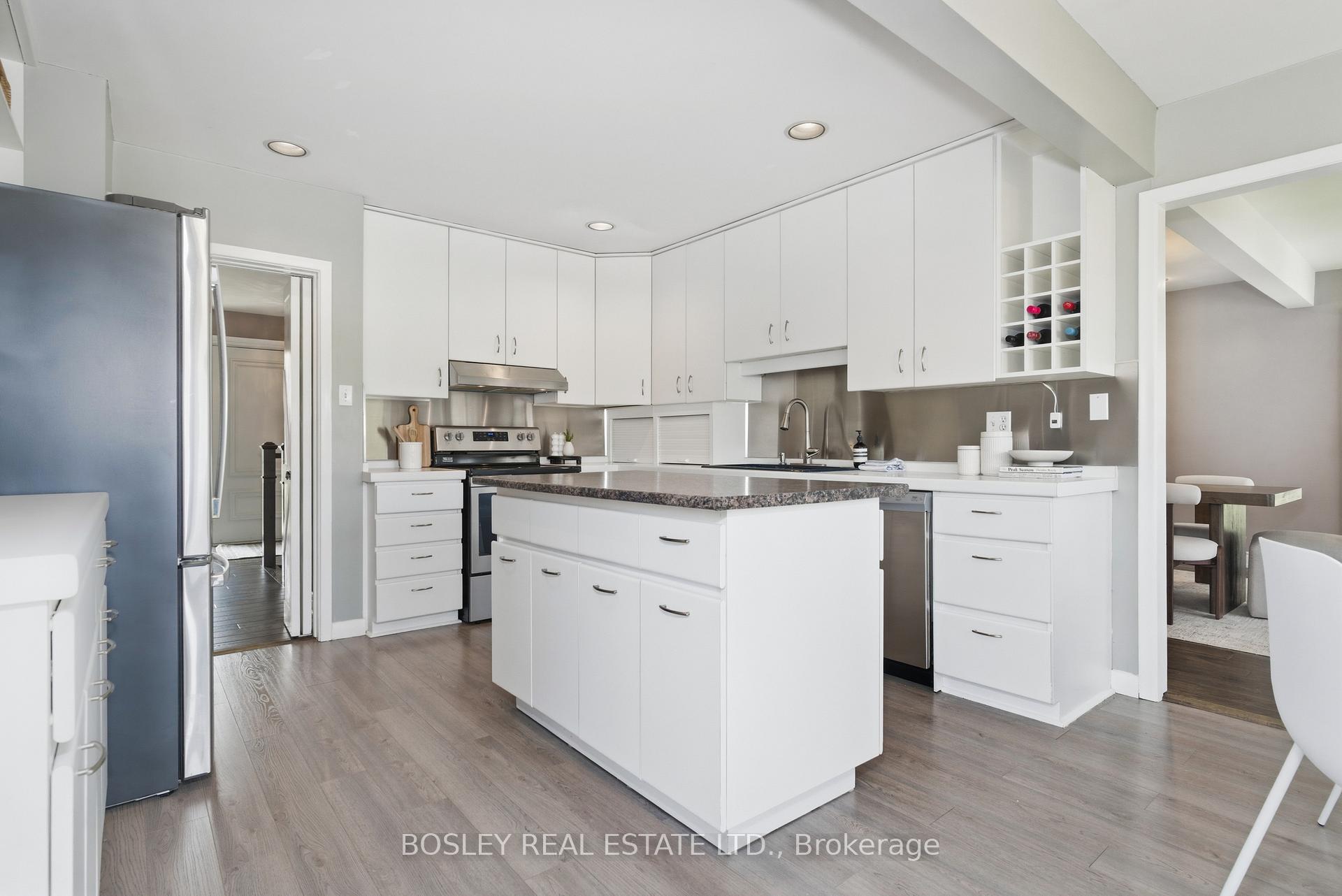 Photo 12 of 18 Tetbury Crescent, North York, Parkwoods-Donalda — HOMEH