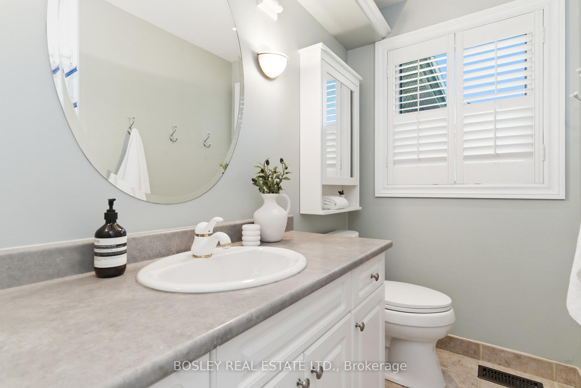 Photo 13 of 18 Tetbury Crescent, North York, Parkwoods-Donalda — HOMEH