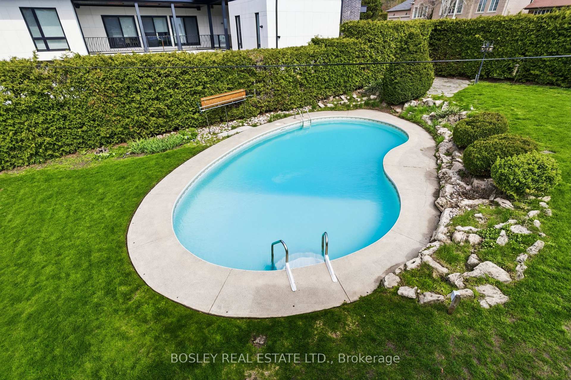 Photo 34 of 18 Tetbury Crescent, North York, Parkwoods-Donalda — HOMEH