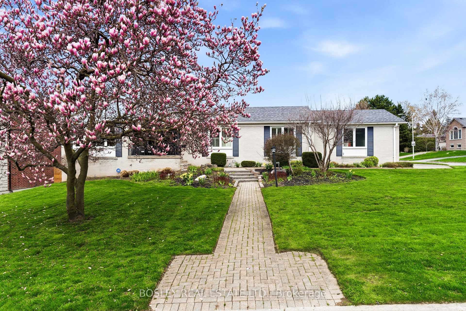 Photo 42 of 18 Tetbury Crescent, North York, Parkwoods-Donalda — HOMEH