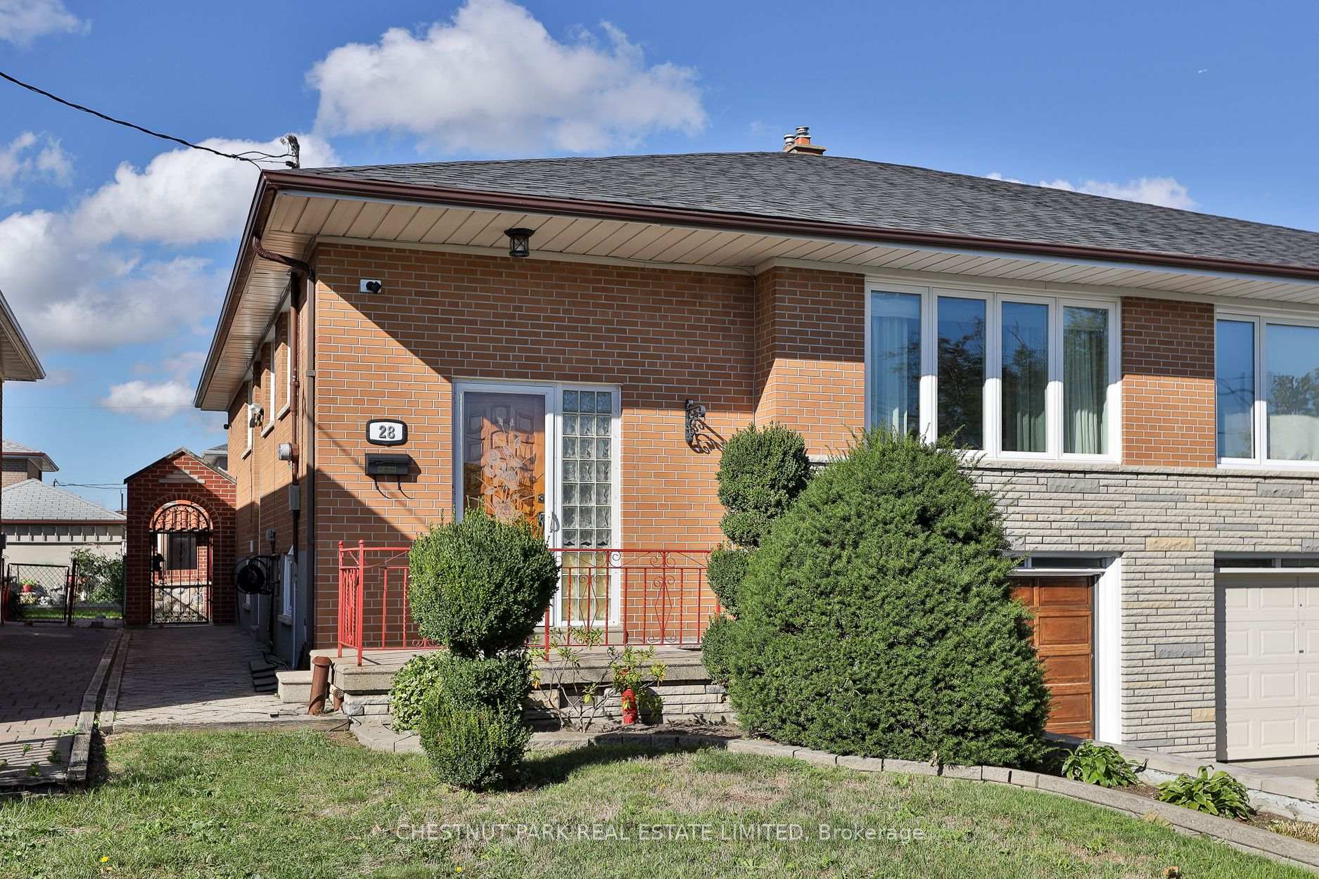 Photo 2 of 28 Charrington Crescent, North York, Glenfield-Jane Heights — HOMEH