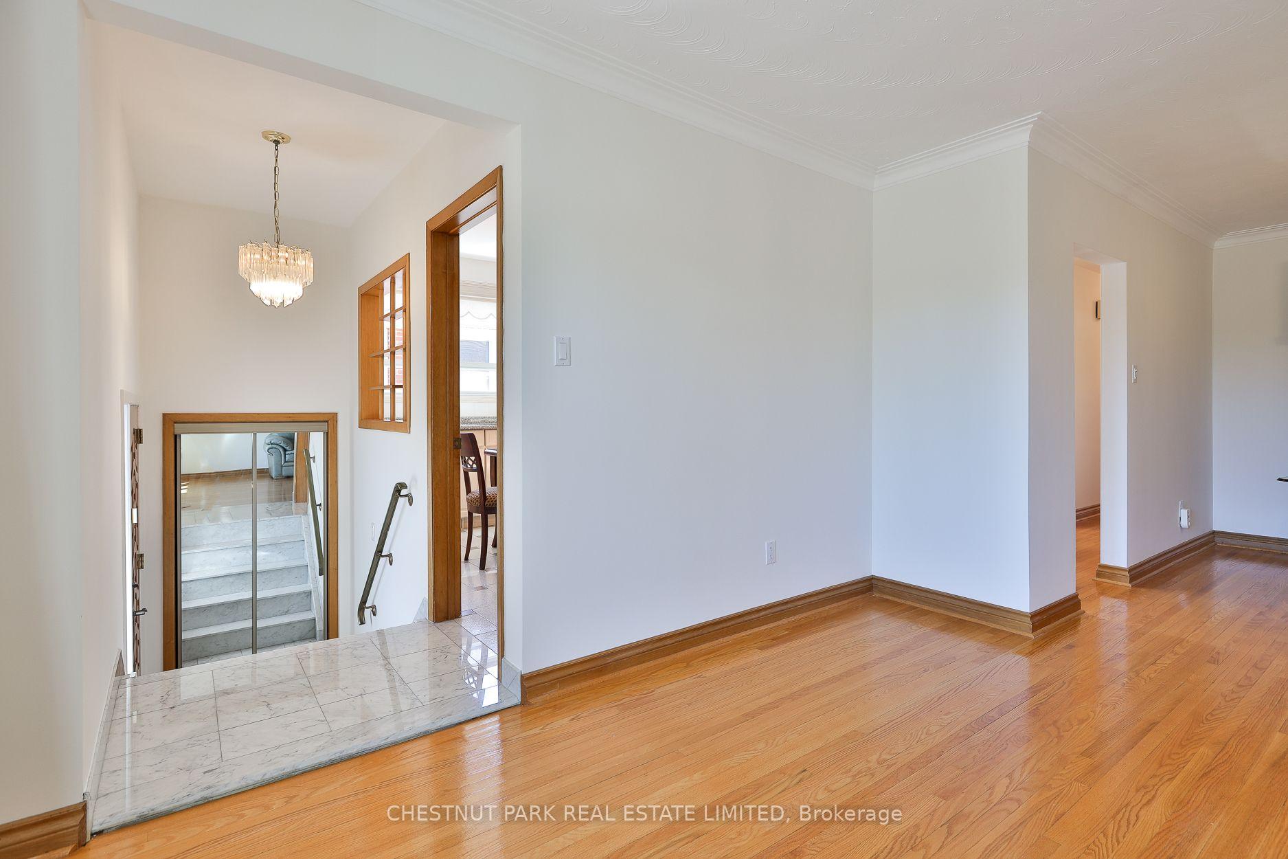 Photo 3 of 28 Charrington Crescent, North York, Glenfield-Jane Heights — HOMEH