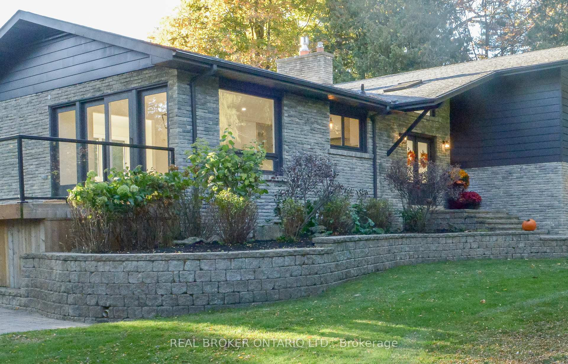 Photo 2 of 572 Main Street, Halton Hills, Glen Williams — HOMEH