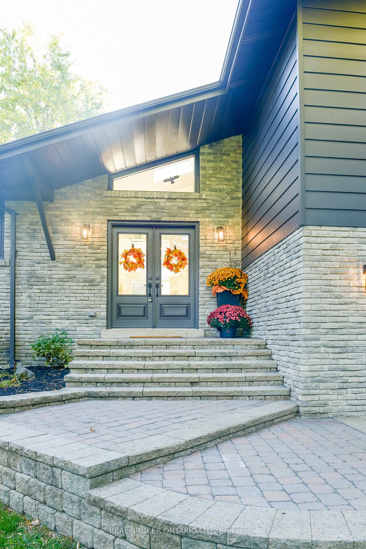 Photo 3 of 572 Main Street, Halton Hills, Glen Williams — HOMEH