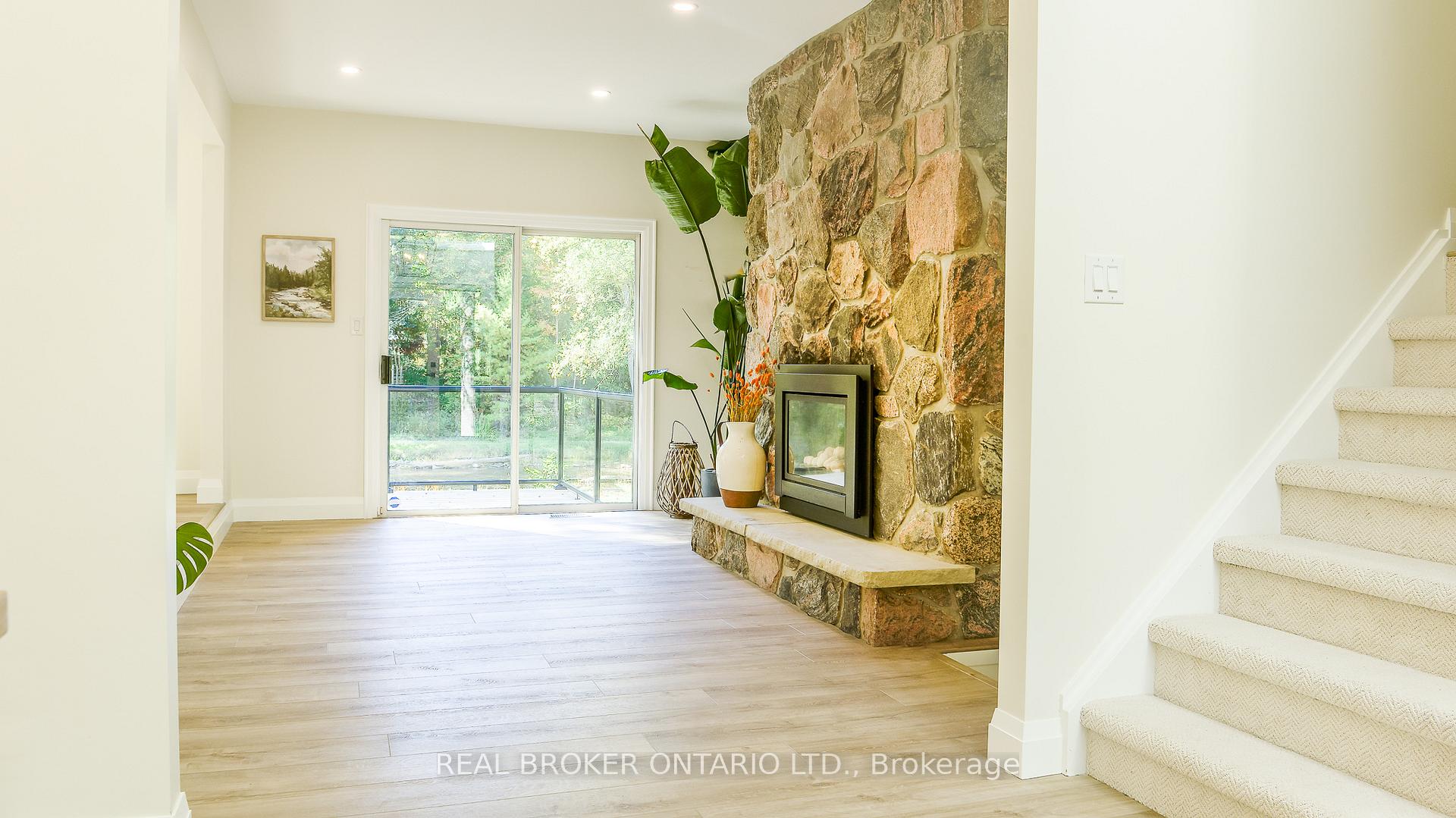 Photo 5 of 572 Main Street, Halton Hills, Glen Williams — HOMEH