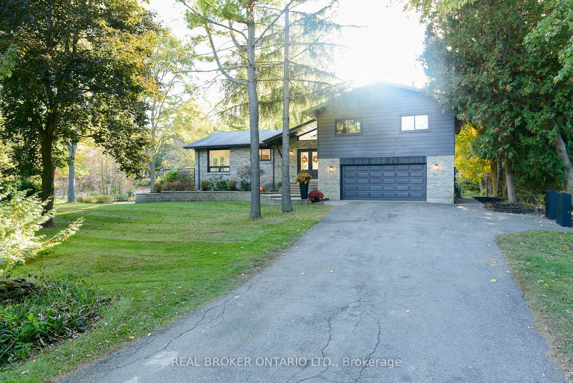 Photo 37 of 572 Main Street, Halton Hills, Glen Williams — HOMEH