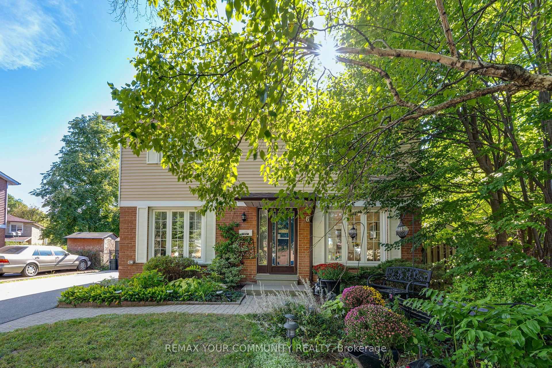 Front of 6 Standbridge Court