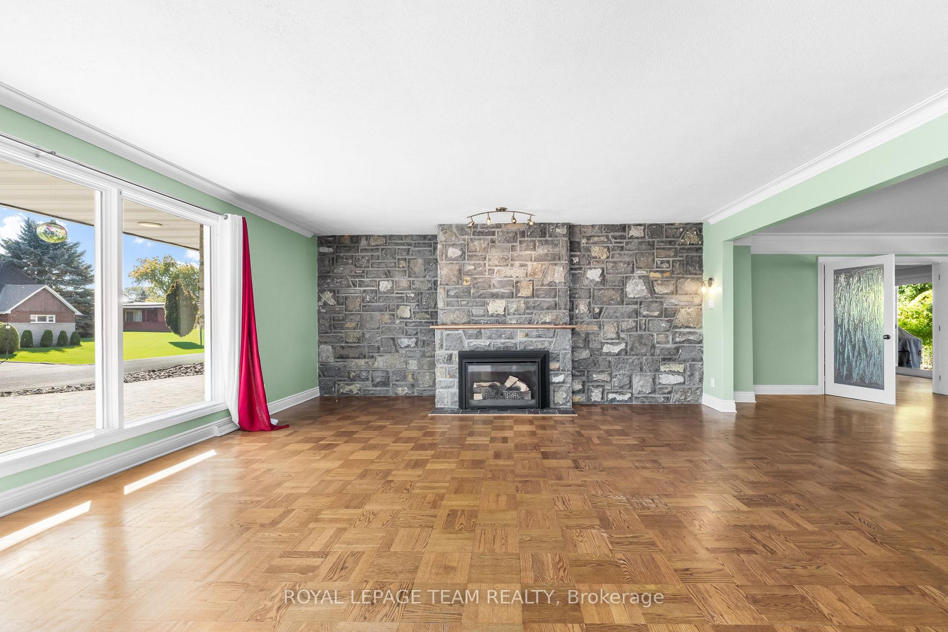 Photo 6 of 447 Simpson Road, Ottawa, Alta Vista/Faircrest Heights — HOMEH