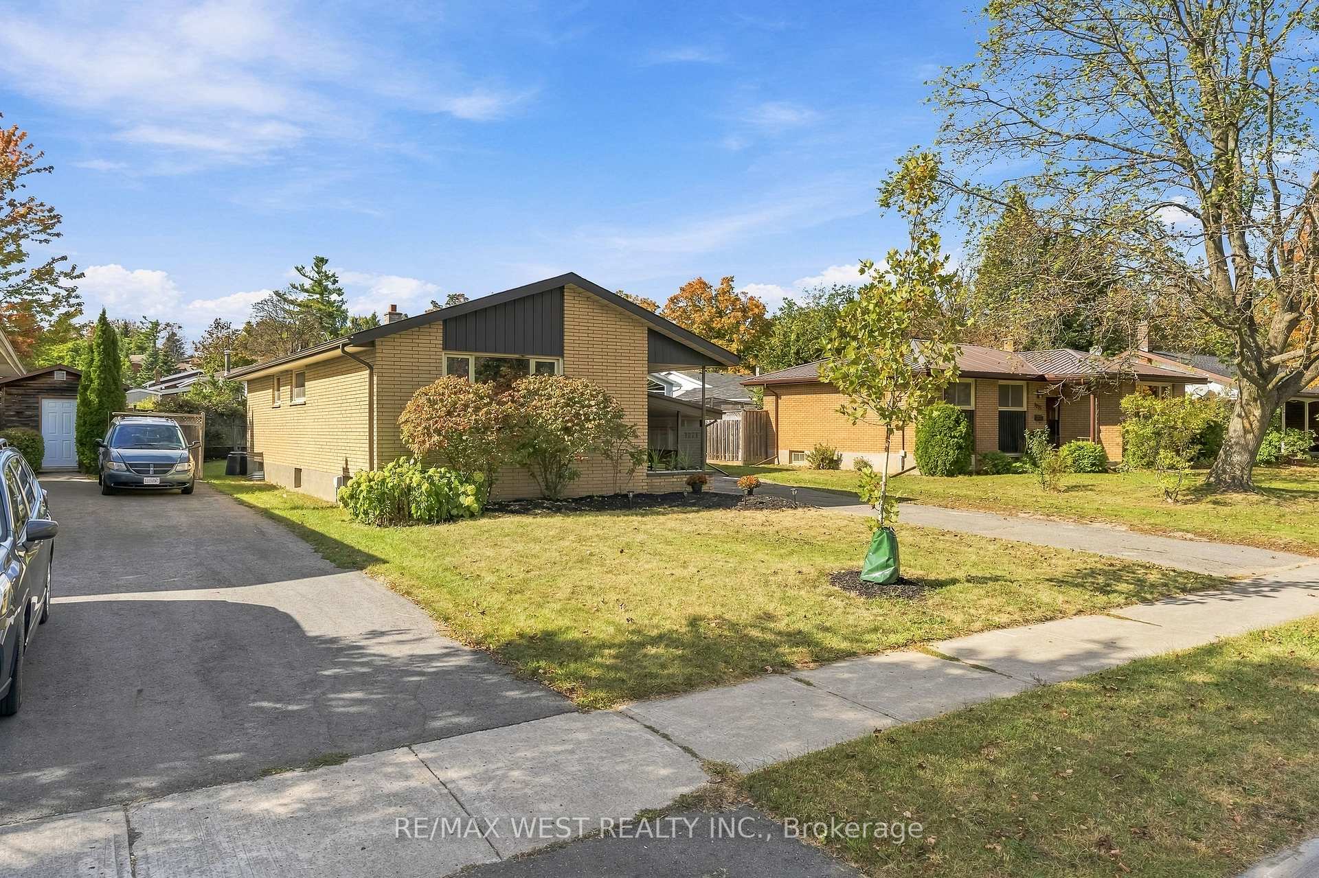 Photo 2 of 1271 Franklin Drive, Peterborough, Northcrest Ward 5 — HOMEH