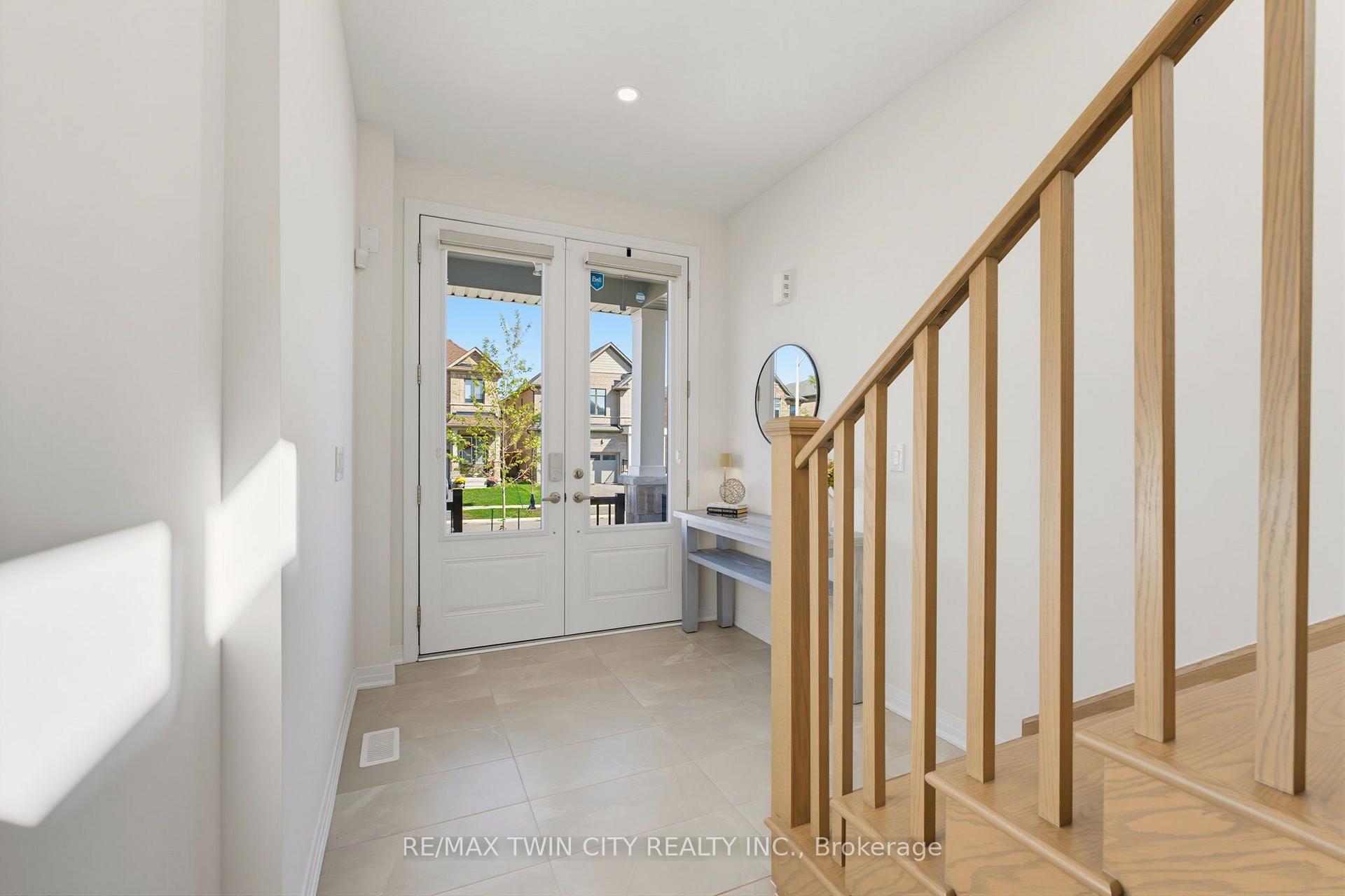 Photo 4 of 14 Rustic Oak Trail, North Dumfries, Ayr — HOMEH