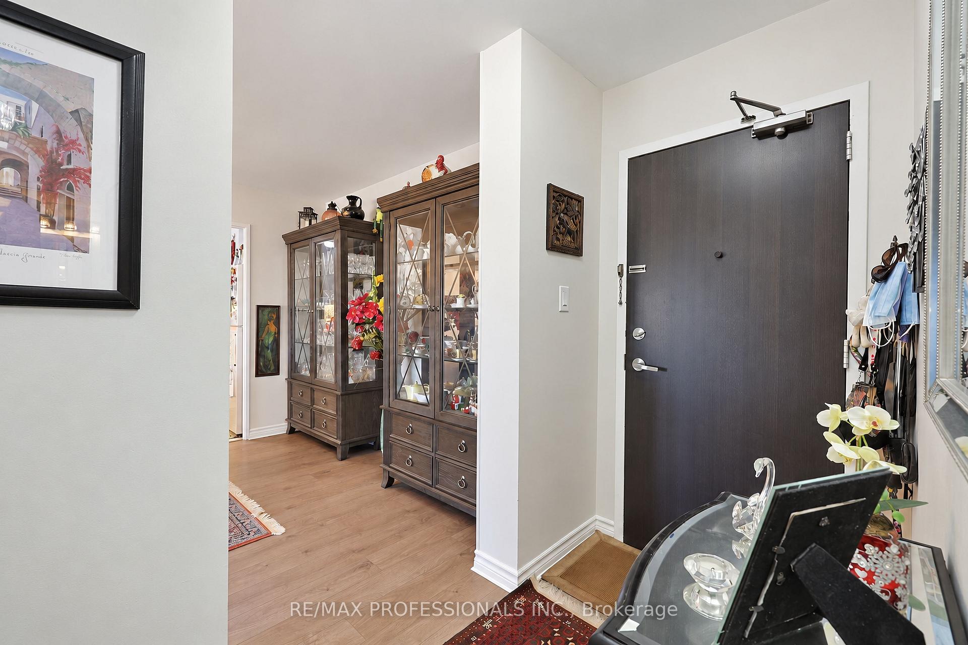 Photo 4 of Unit 701, 31 Four Winds Drive, North York, York University Heights — HOMEH
