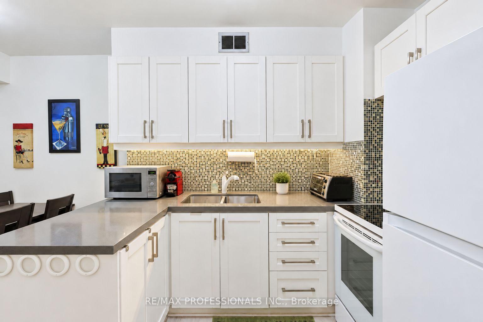 Photo 13 of Unit 701, 31 Four Winds Drive, North York, York University Heights — HOMEH