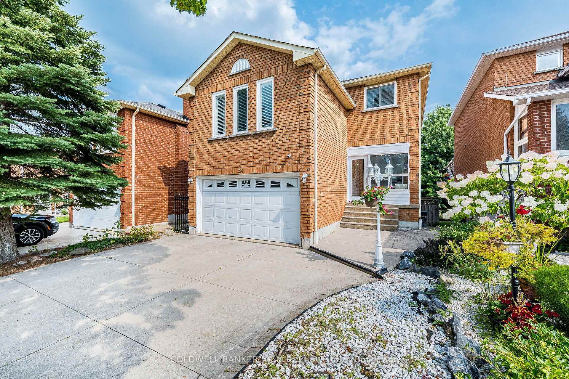 Photo 3 of 292 Ukraine Road, Mississauga, Fairview — HOMEH