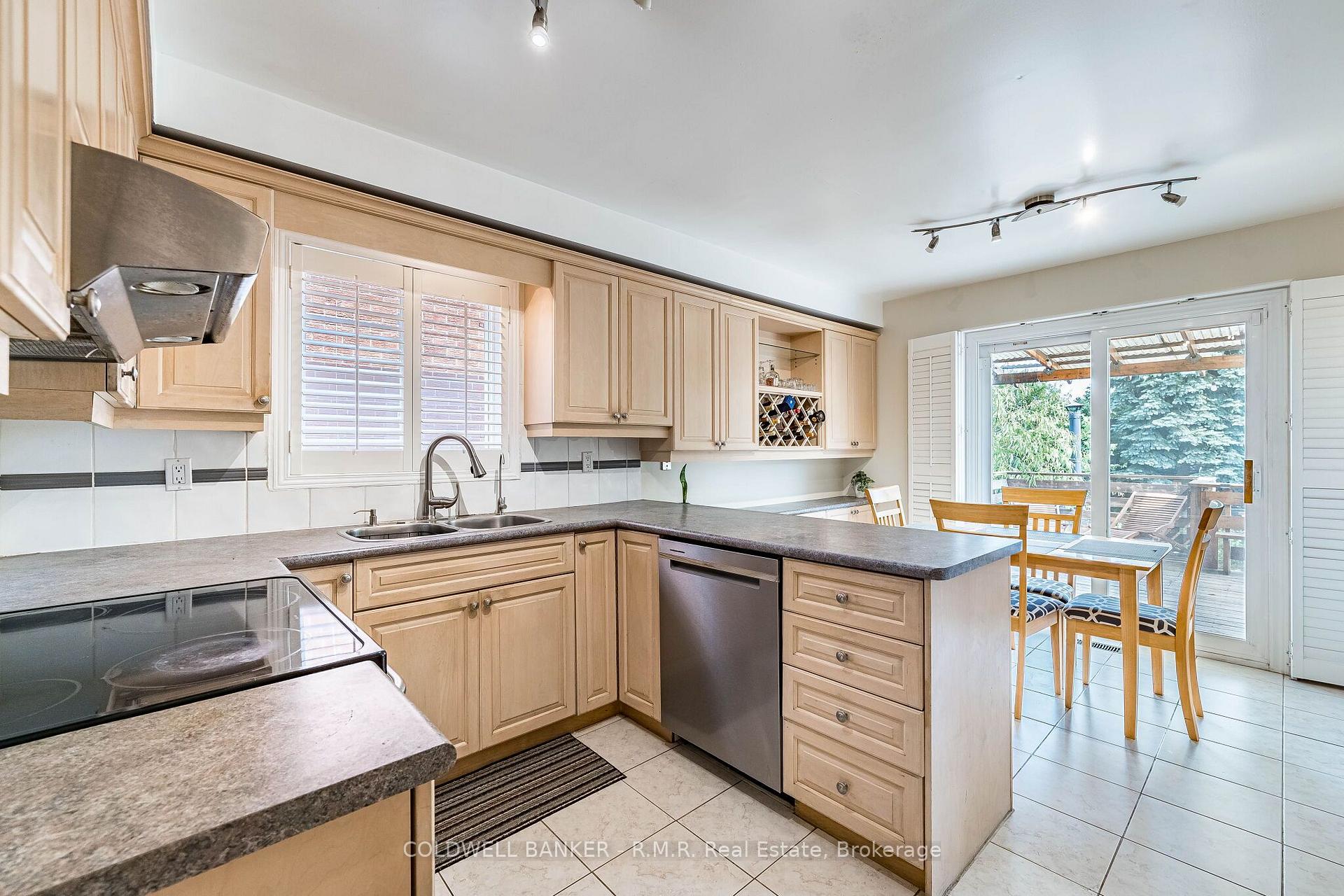 Photo 8 of 292 Ukraine Road, Mississauga, Fairview — HOMEH