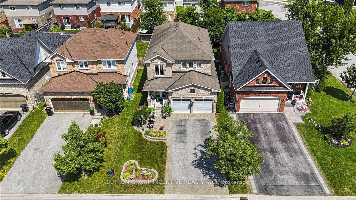 Photo 2 of 17 White Crescent, Barrie, Holly — HOMEH