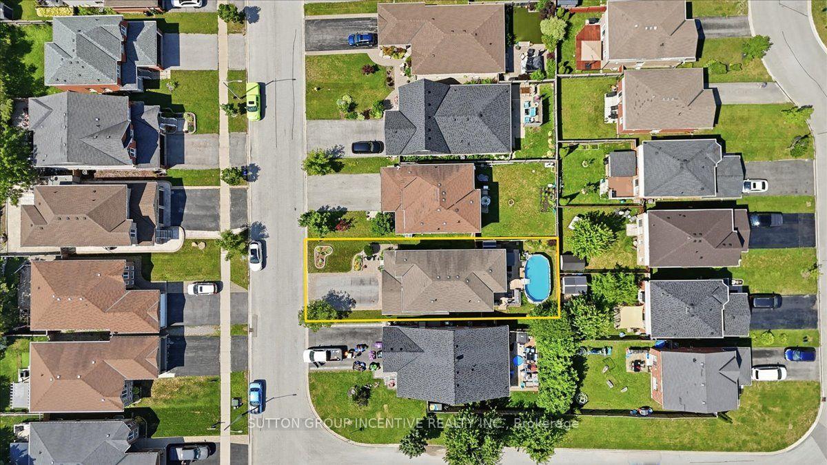Photo 3 of 17 White Crescent, Barrie, Holly — HOMEH