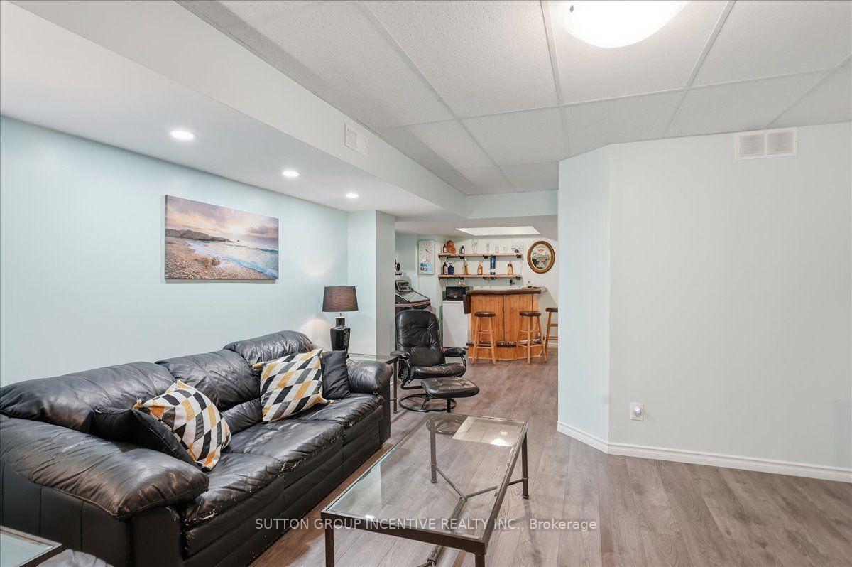 Photo 32 of 17 White Crescent, Barrie, Holly — HOMEH