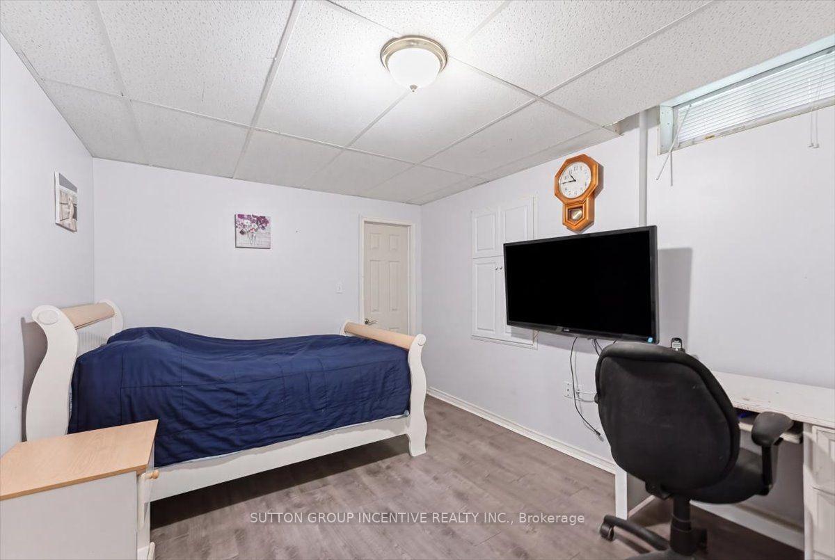 Photo 33 of 17 White Crescent, Barrie, Holly — HOMEH