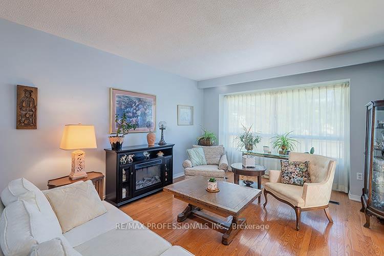 Photo 8 of 3284 Hornbeam Crescent, Mississauga, Erin Mills — HOMEH