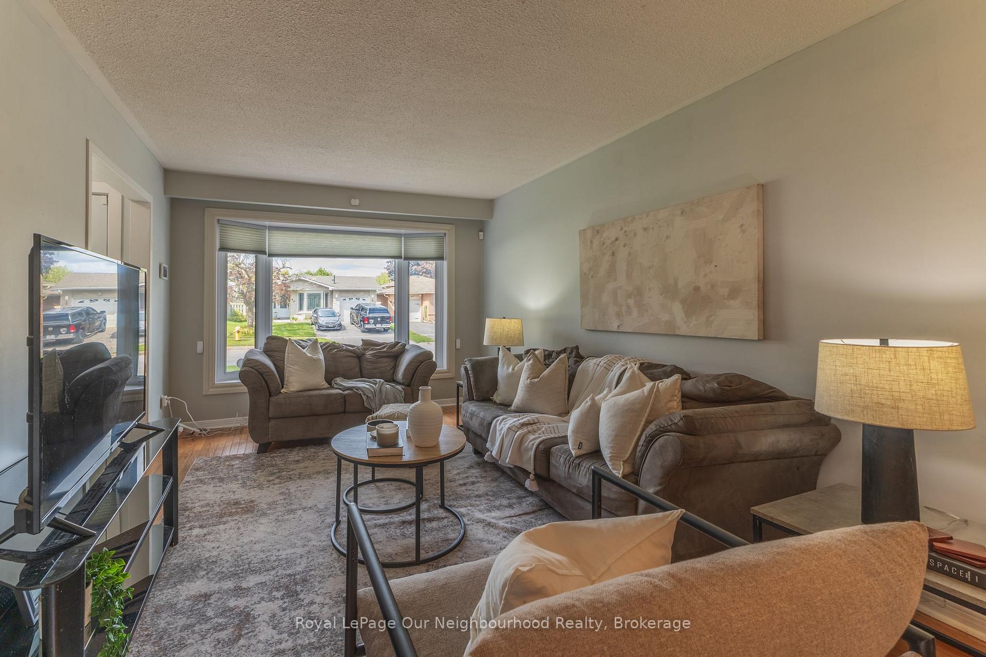 Photo 10 of 26 Ashdale Crescent, Clarington, Bowmanville — HOMEH