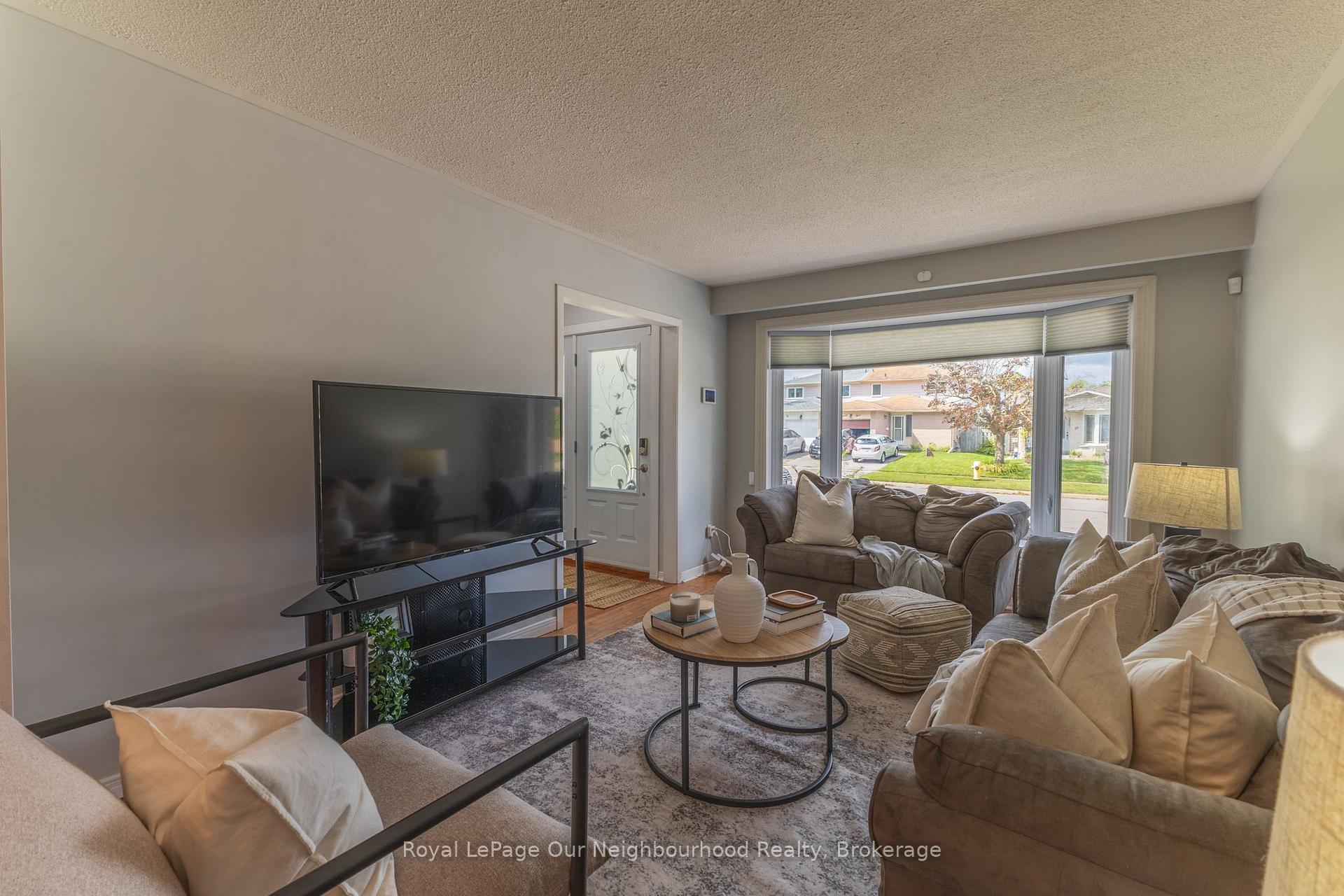 Photo 11 of 26 Ashdale Crescent, Clarington, Bowmanville — HOMEH