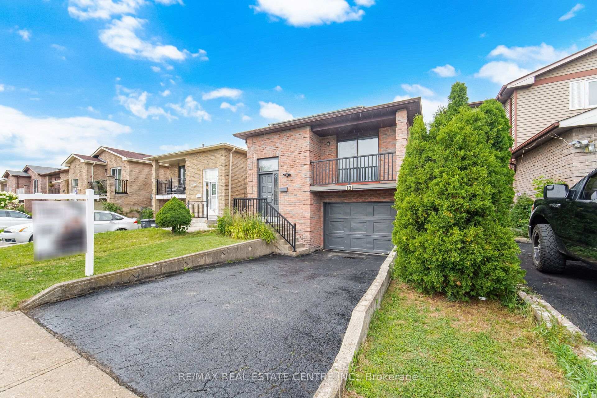 Photo 3 of 13 Dafoe Crescent, Brampton, Fletcher's West — HOMEH