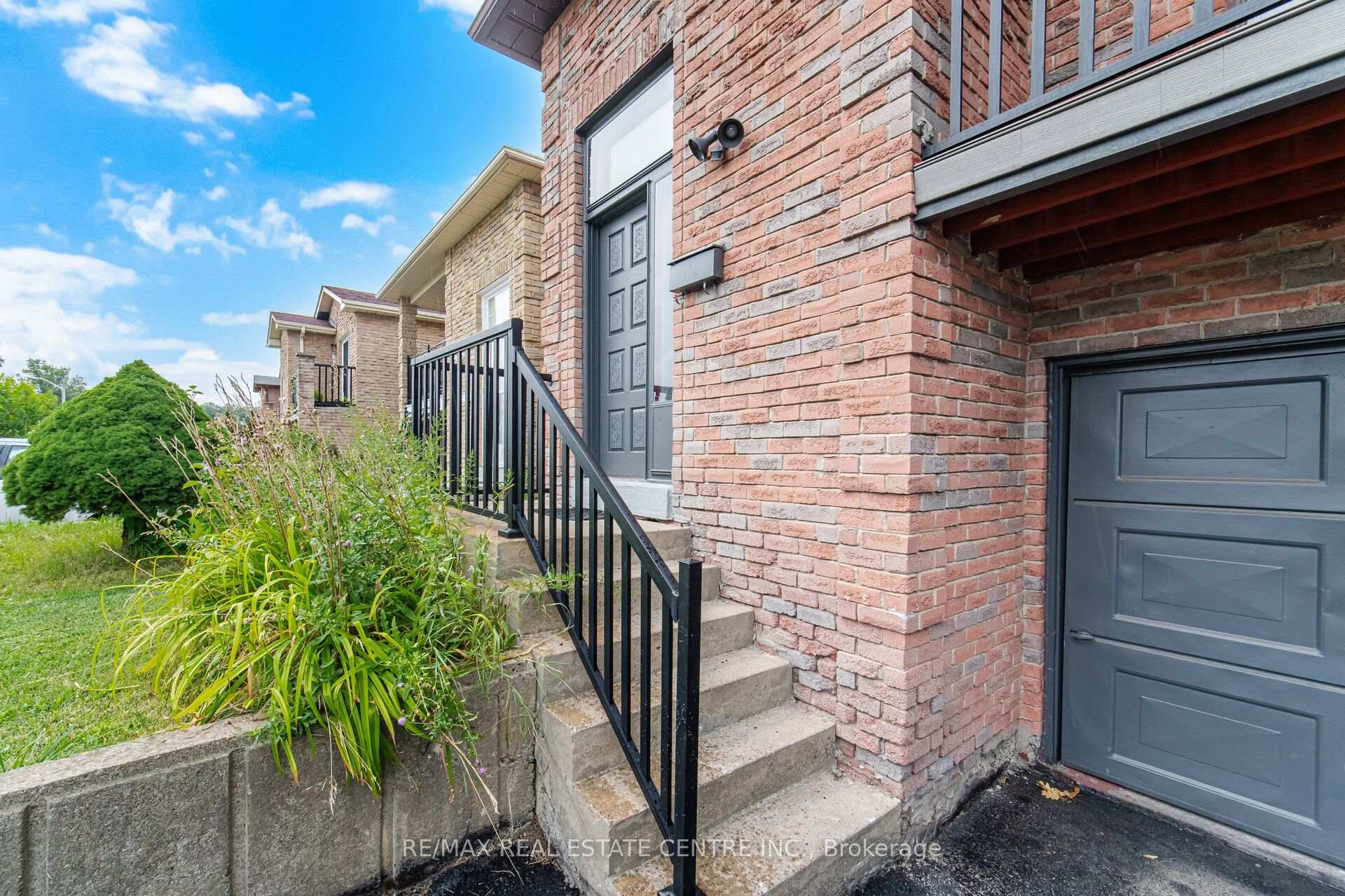 Photo 5 of 13 Dafoe Crescent, Brampton, Fletcher's West — HOMEH
