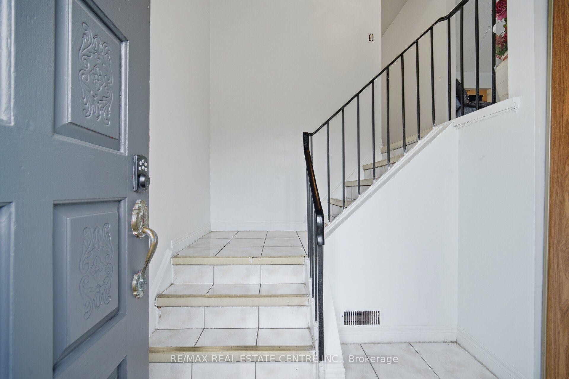 Photo 6 of 13 Dafoe Crescent, Brampton, Fletcher's West — HOMEH