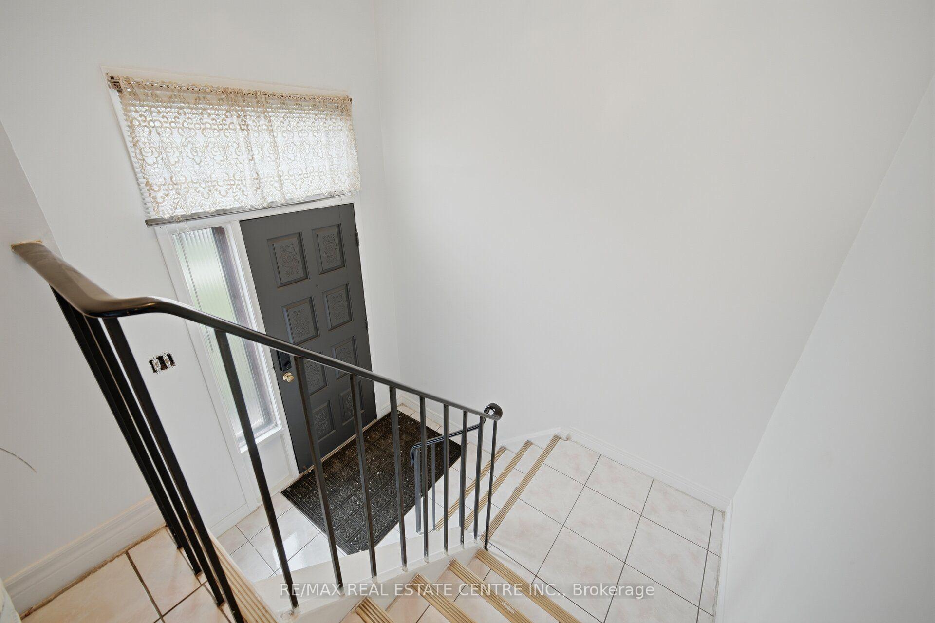 Photo 7 of 13 Dafoe Crescent, Brampton, Fletcher's West — HOMEH