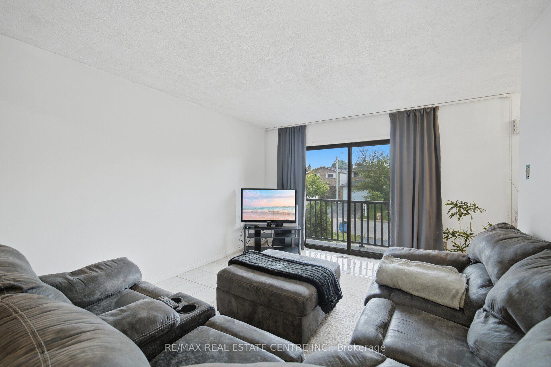Photo 8 of 13 Dafoe Crescent, Brampton, Fletcher's West — HOMEH