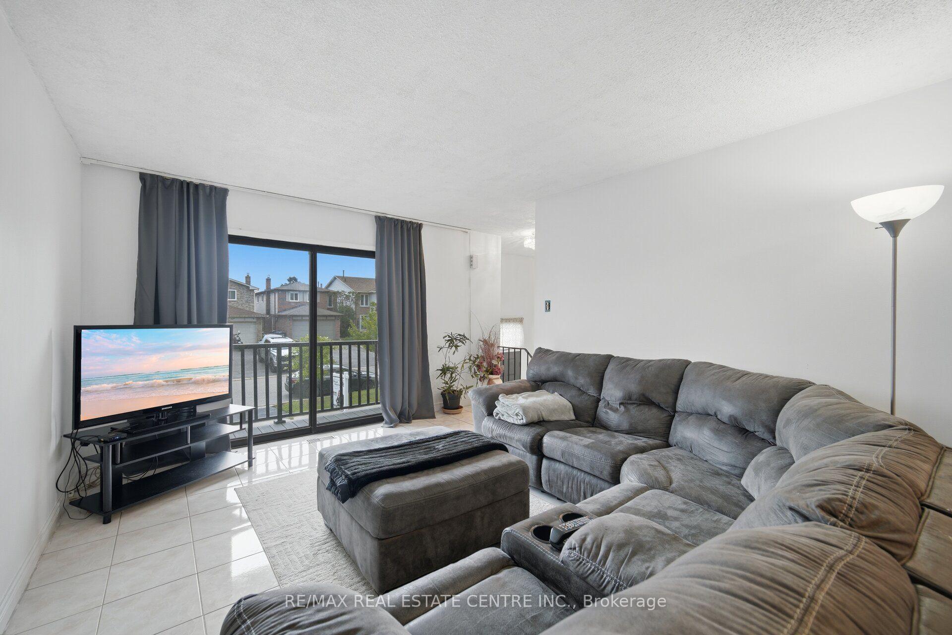 Photo 9 of 13 Dafoe Crescent, Brampton, Fletcher's West — HOMEH