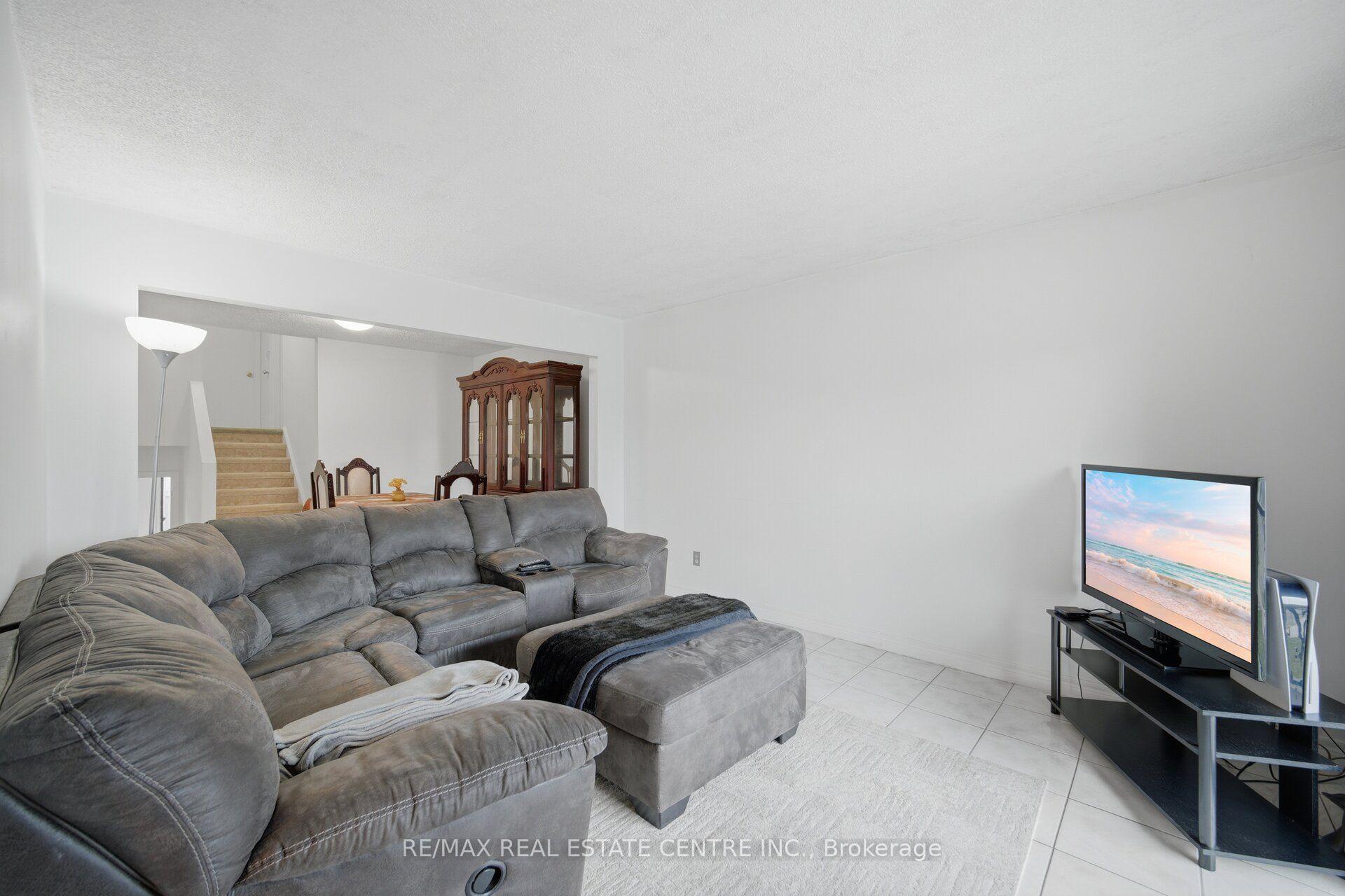 Photo 10 of 13 Dafoe Crescent, Brampton, Fletcher's West — HOMEH