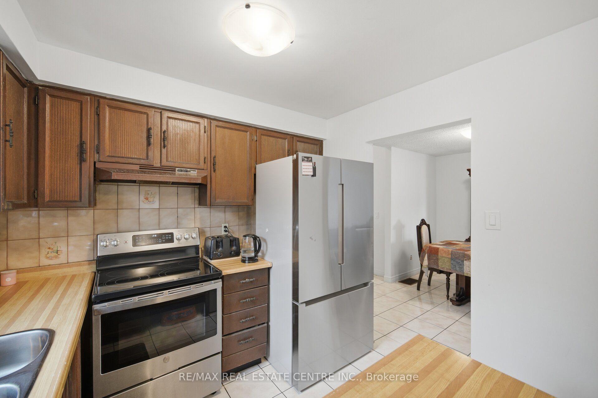Photo 16 of 13 Dafoe Crescent, Brampton, Fletcher's West — HOMEH