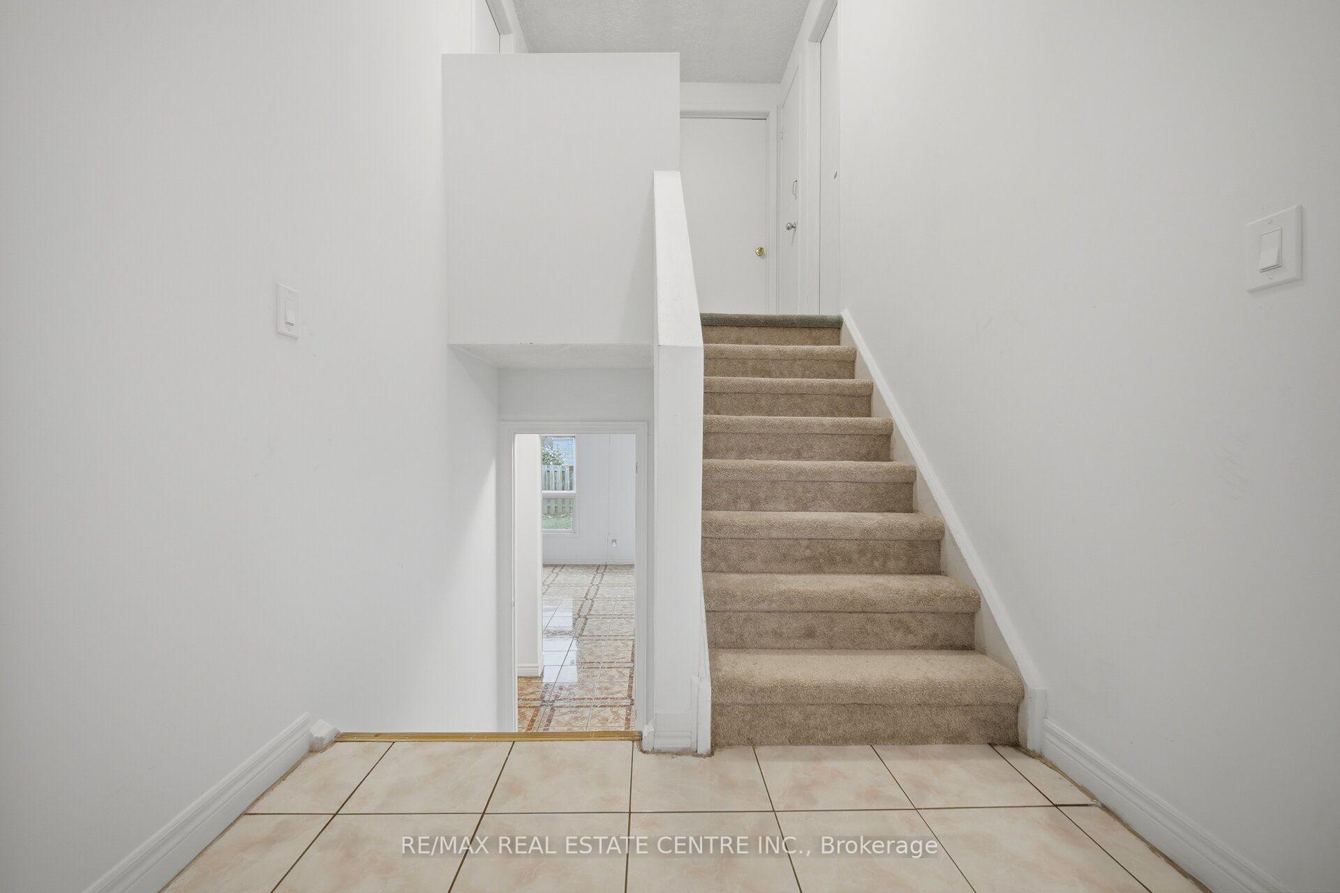 Photo 19 of 13 Dafoe Crescent, Brampton, Fletcher's West — HOMEH