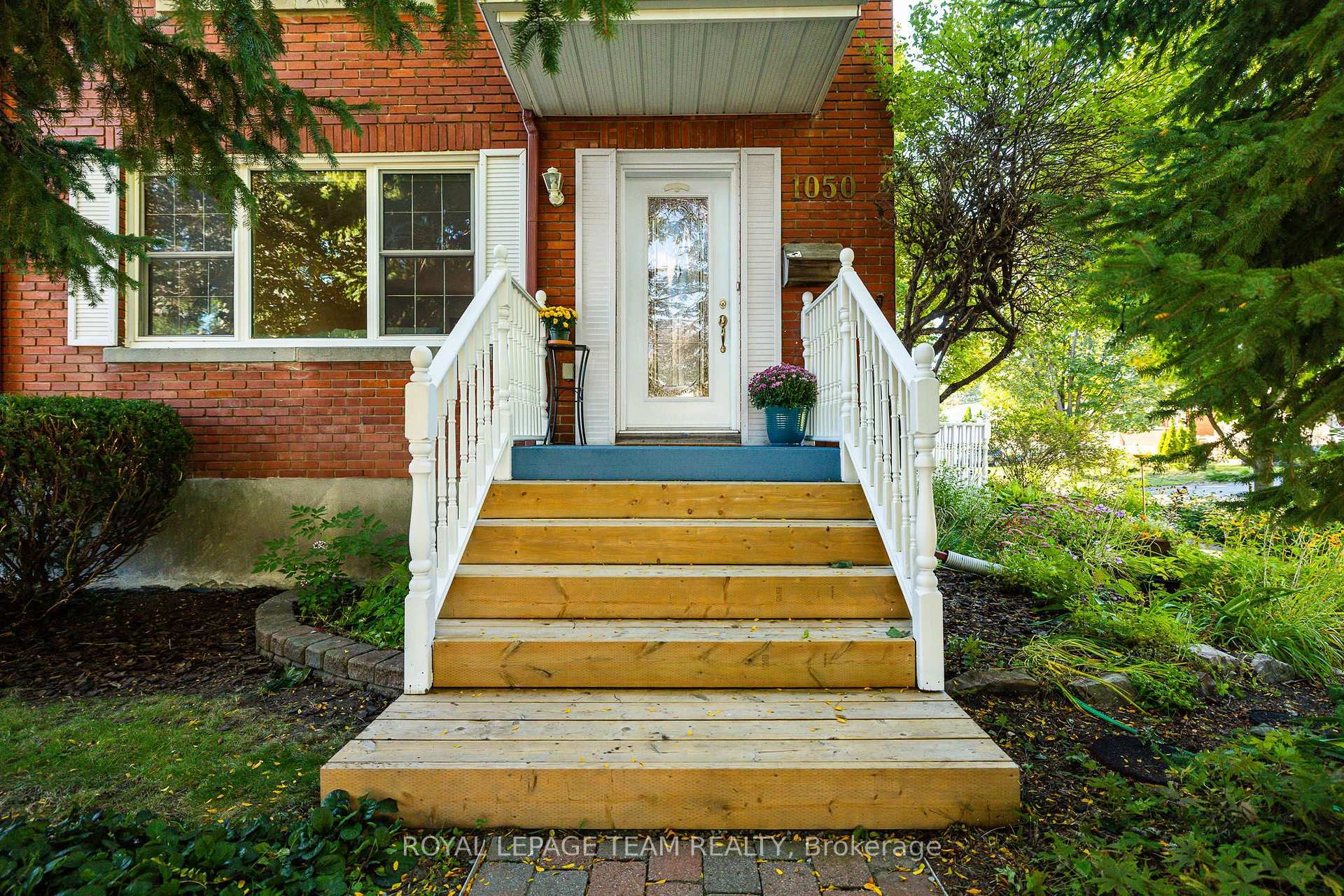 Photo 4 of 1050 Apolydore Avenue, Ottawa, Billings Bridge — HOMEH