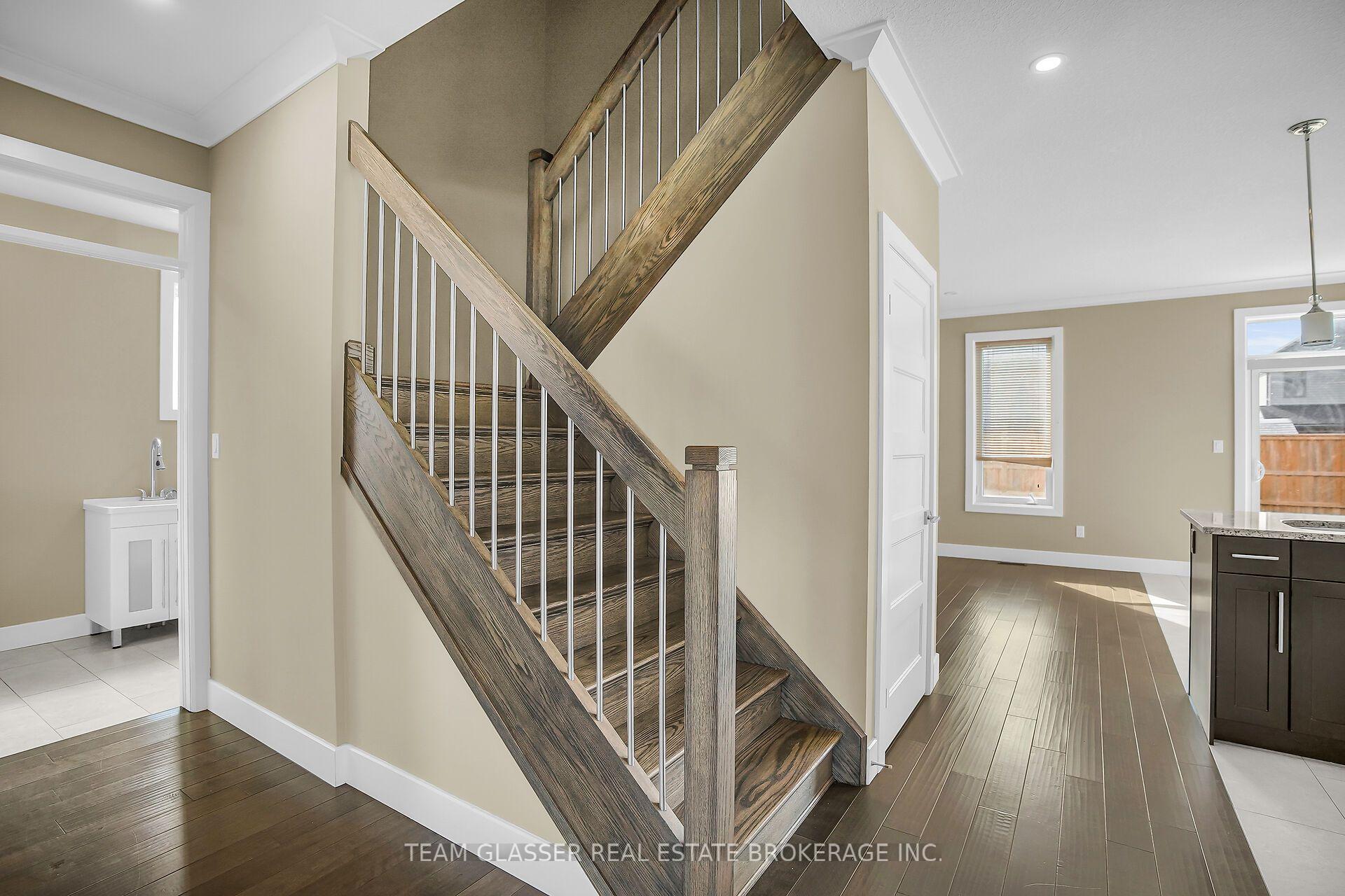 Photo 8 of 2407 Red Thorne Avenue, London, South V — HOMEH
