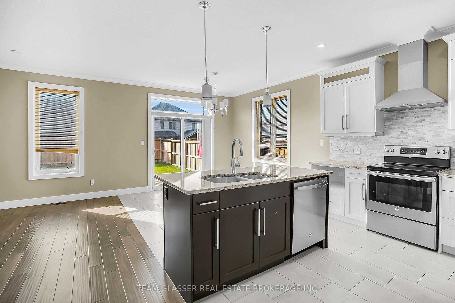 Photo 9 of 2407 Red Thorne Avenue, London, South V — HOMEH