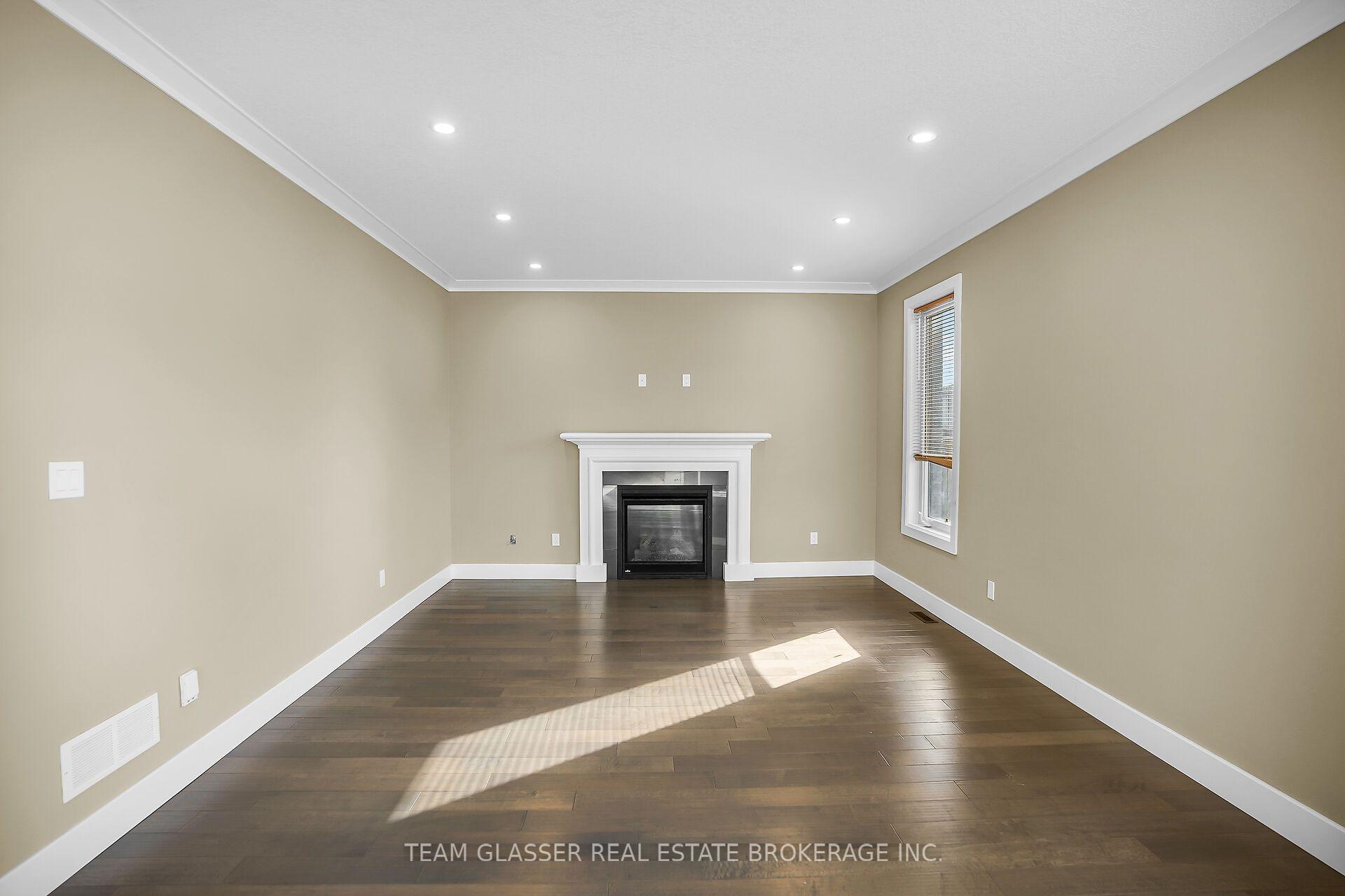 Photo 15 of 2407 Red Thorne Avenue, London, South V — HOMEH